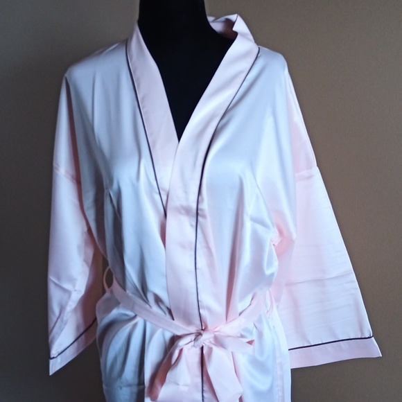 New Pink Kimono Bathrobe - Picture 3 of 10